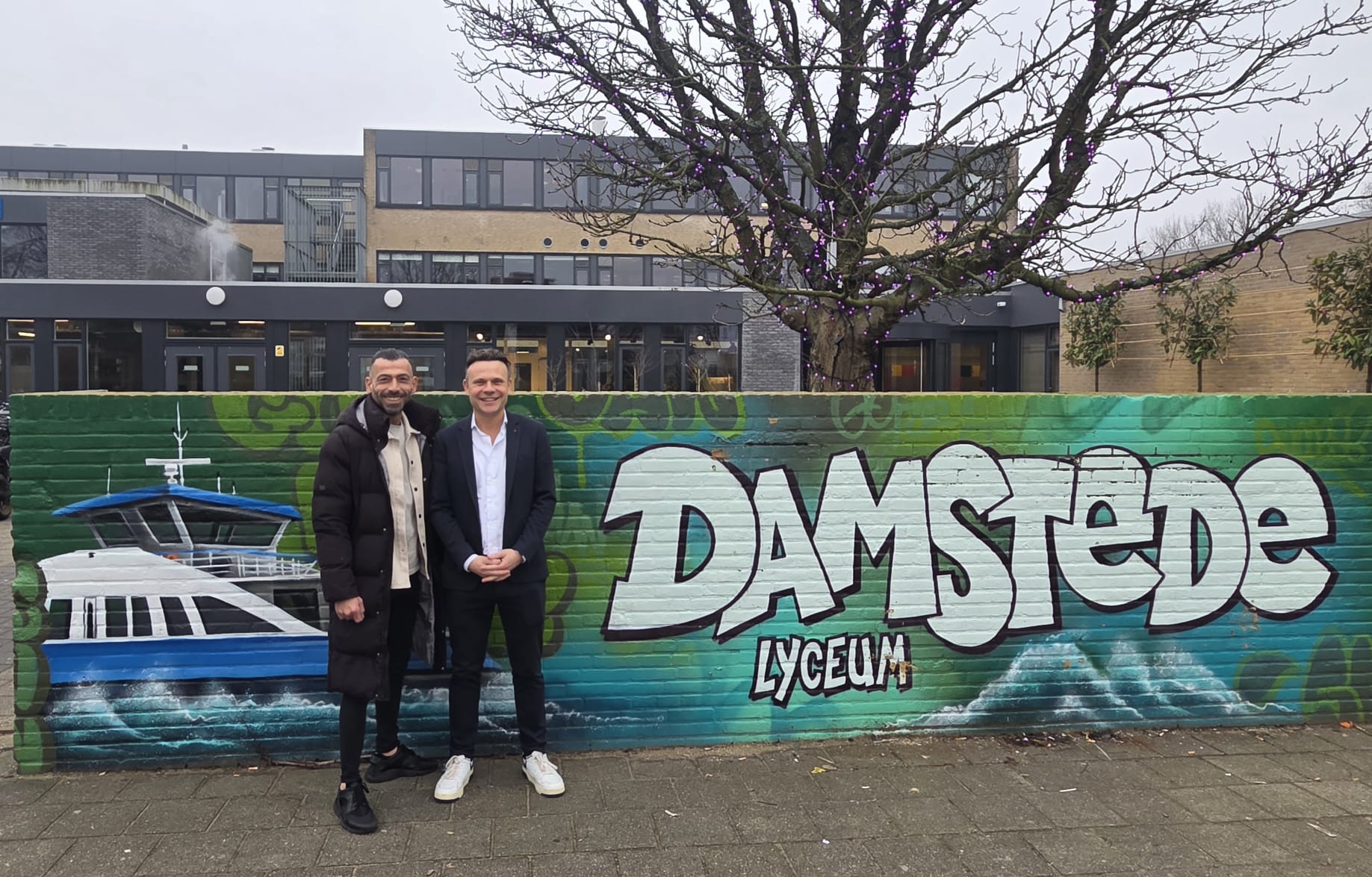Damstede Lyceum plaatst een sponsordoek langs het hoofdveld.